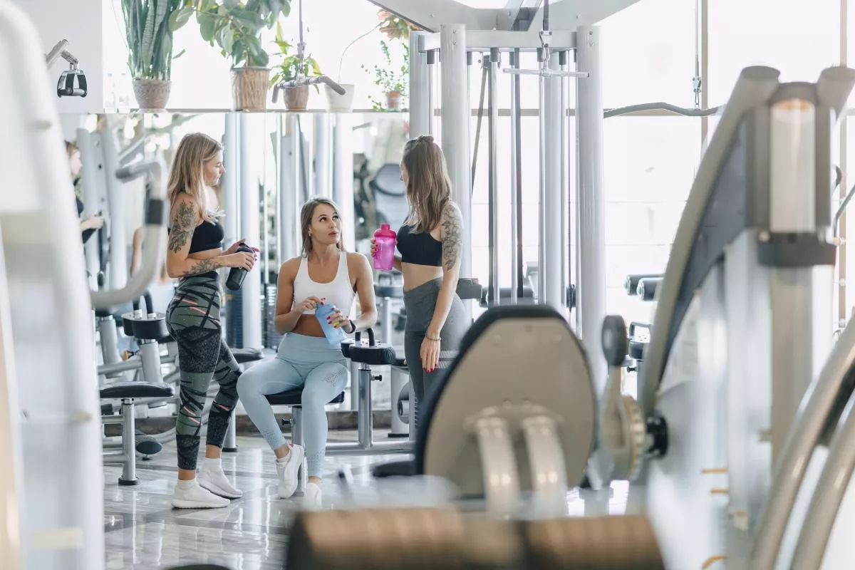 Femme faisant du sport dans une salle de fitness à Toulouse