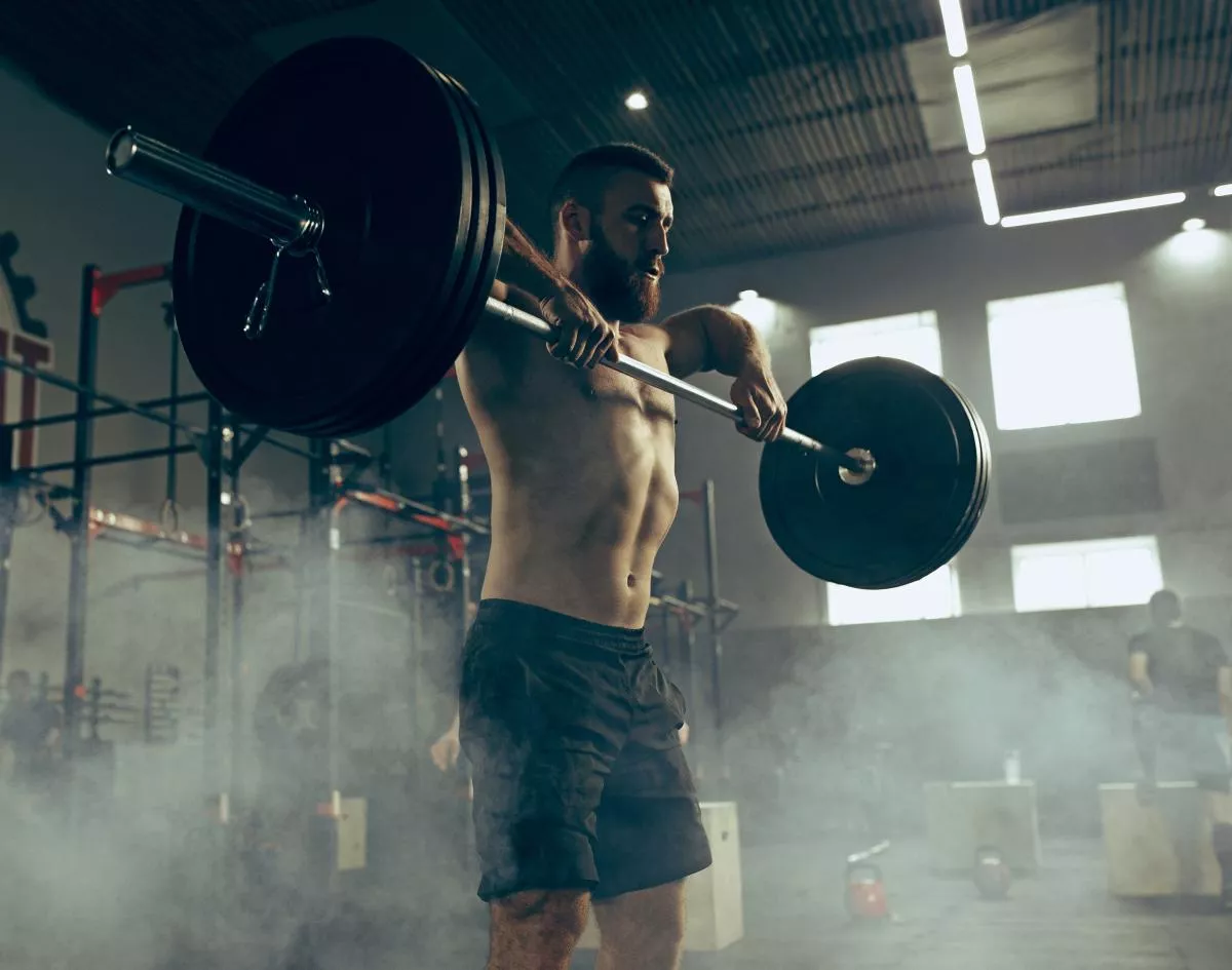 Homme soulevant des haltères lors d'un entraînement en salle de gym à Toulouse